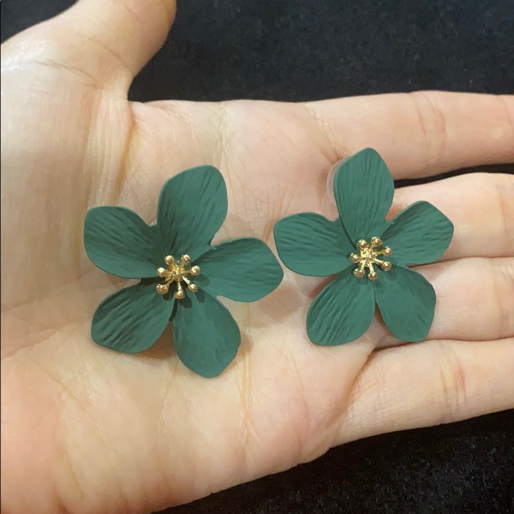 Brand new flower shape studs